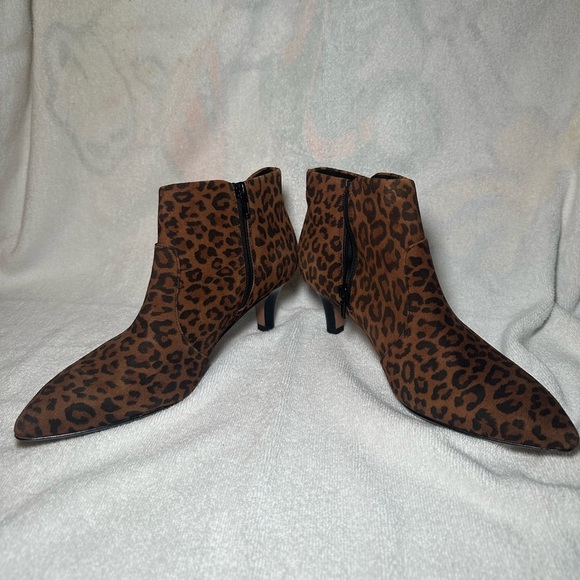 Clarks Brown Leopard Ankle Kitten Pointed Toe Heel Booties Size 7 - Picture 6 of 9
